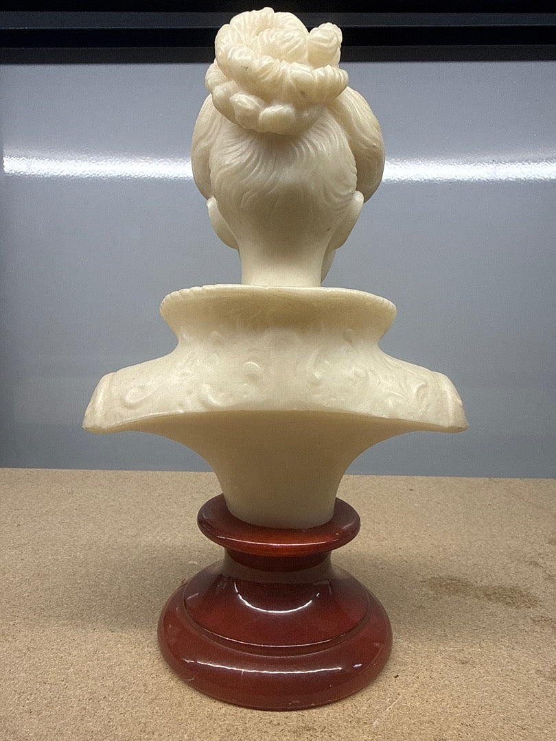 Buste de femme – albâtre ou pierre sculptée – Ornements – Vintage ivoire socle rouge