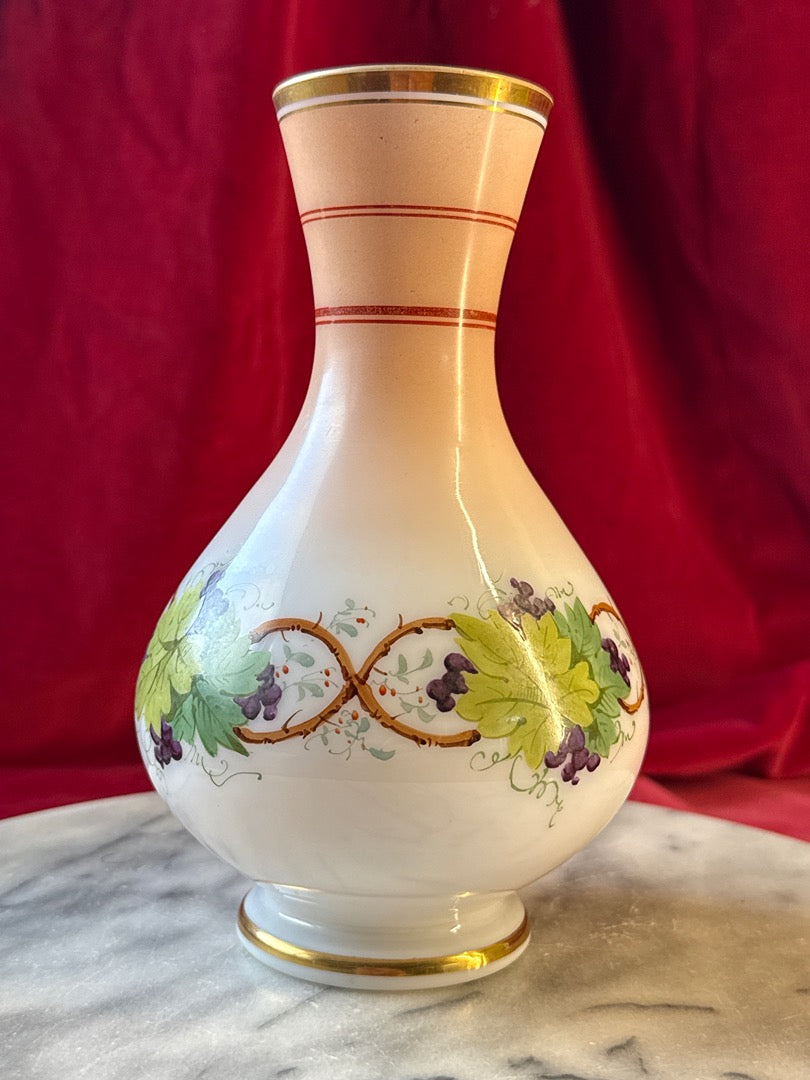 Vase en opaline blanche, décor de raisins, feuilles de vigne et dorure