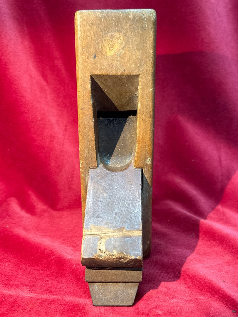 Ancien rabot en bois de menuisier