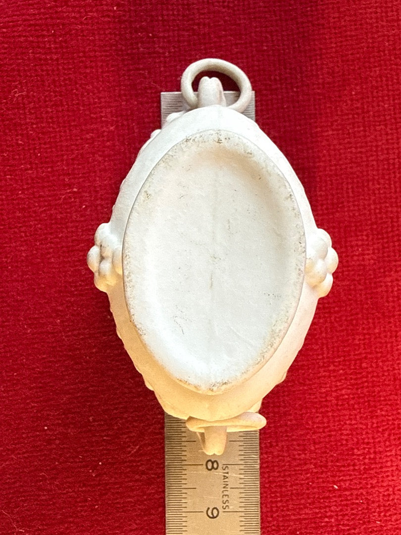 Cache-pot ovale en céramique blanche patinée, anneaux et décor en relief