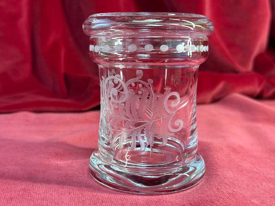 Pot en verre gravé à volutes et feuillages, avec couvercle