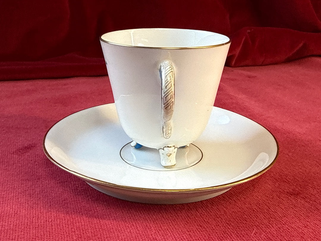 Tasse tripode et soucoupe en porcelaine, fleurs et monogramme doré