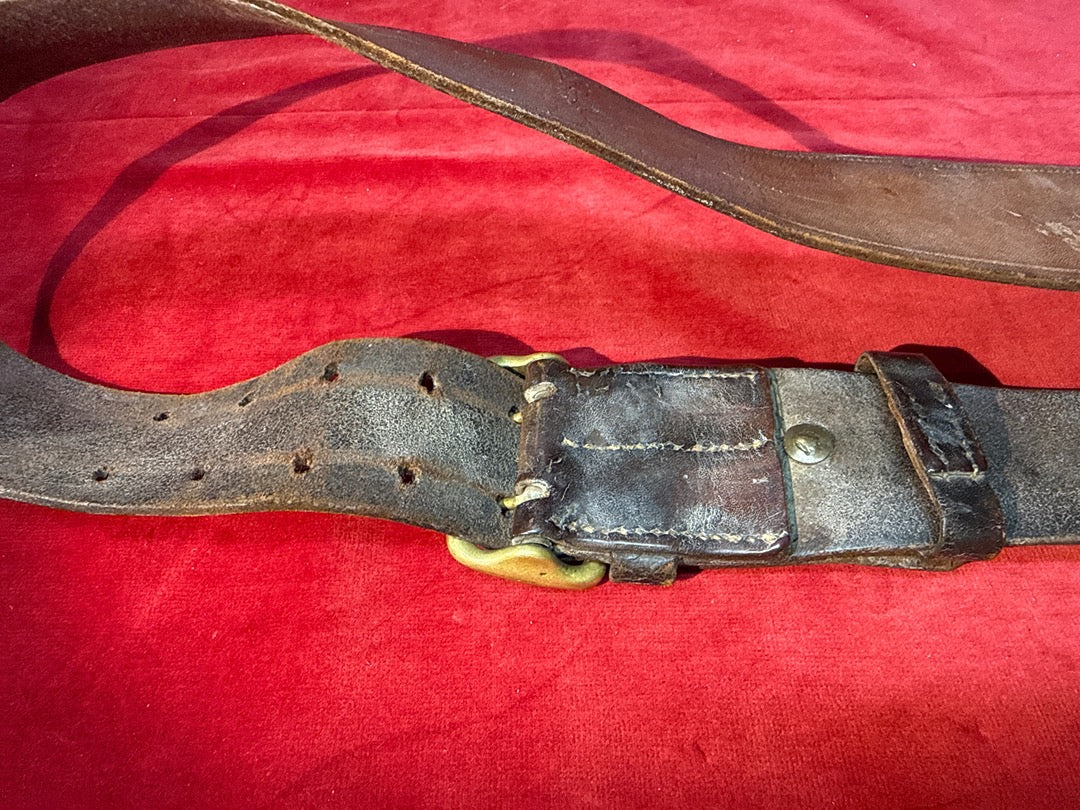 Ceinture militaire ancienne en cuir marron boucle laiton