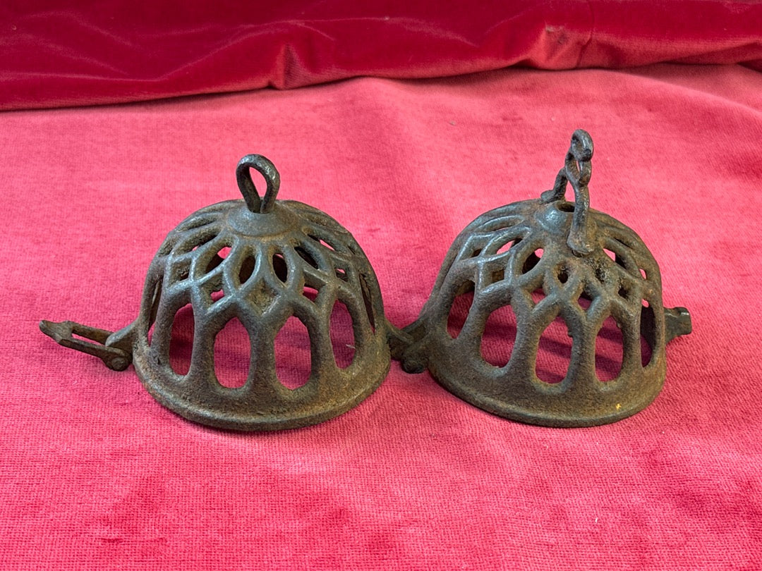 Porte-ficelle ancien en fonte ajourée, boule ouvrante