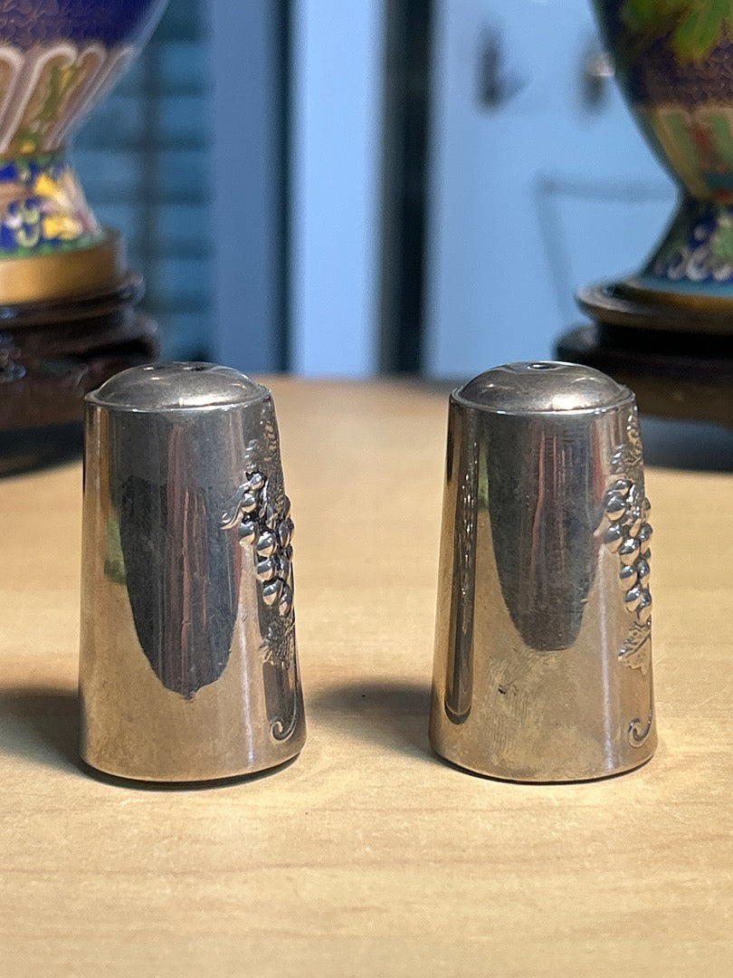 Salière Et Poivrière – Métal Argenté – Art De La Table – Motif Raisin