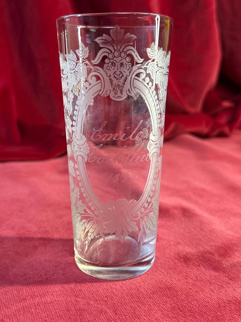 Gobelet en verre gravé « Émile », date 1889 et décor à mascaron