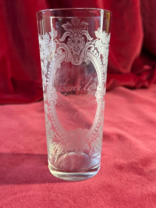 Gobelet en verre gravé « Émile », date 1889 et décor à mascaron