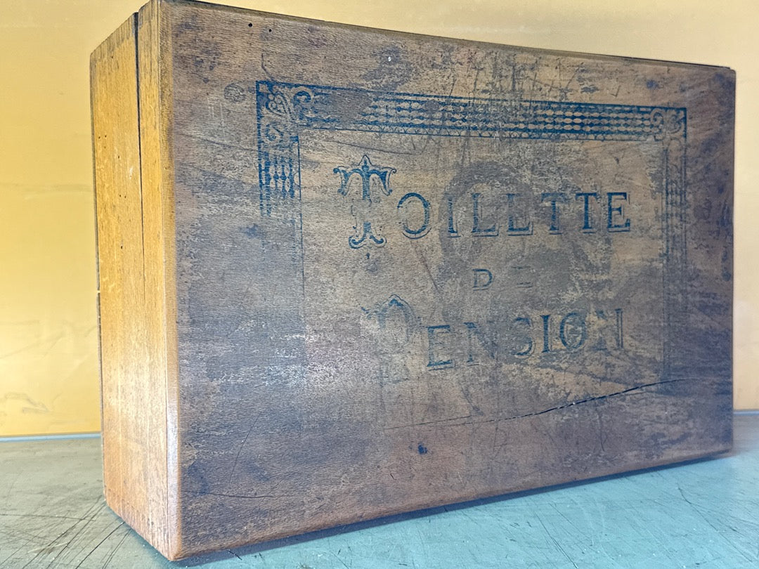 Boîte ancienne en bois – Toilette de pension