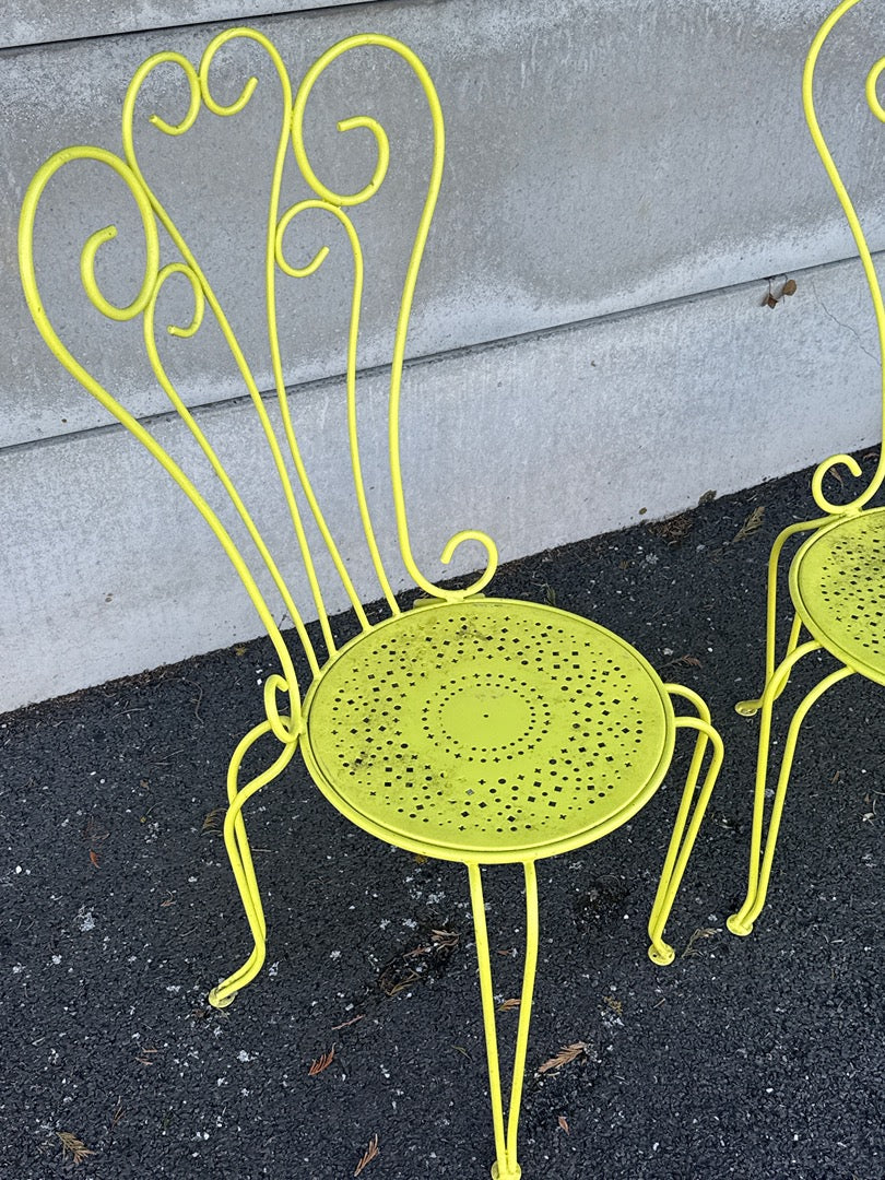 Paire de chaises de jardin en métal jaune perforé