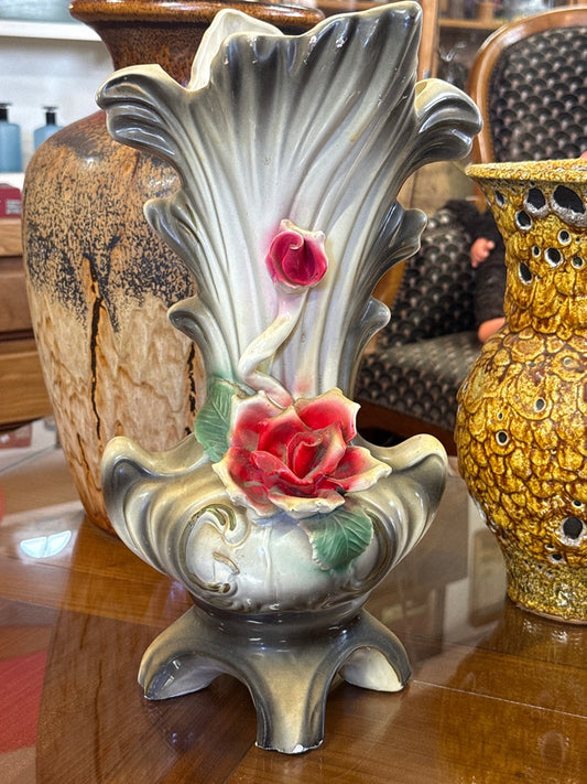 Vase – Capodimonte – Ornements – Barbotine grise rose