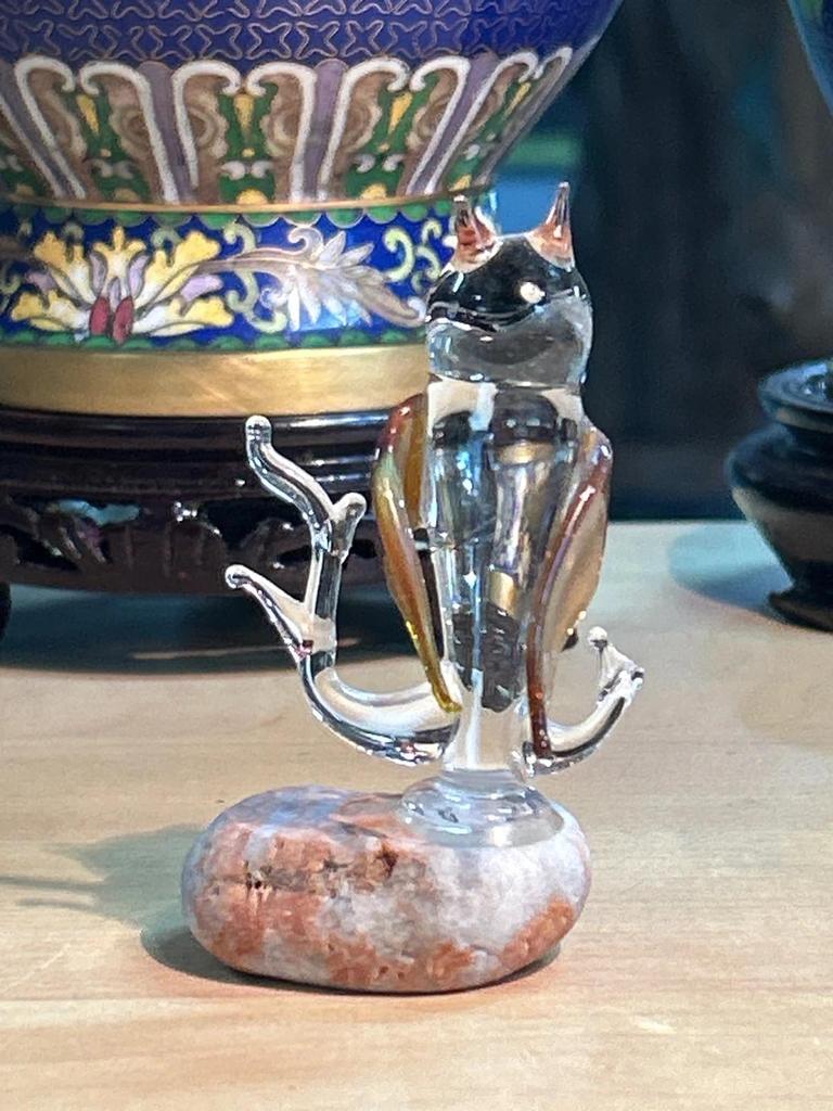 Statuette Chouette / Hibou en verre posé sur une pierre