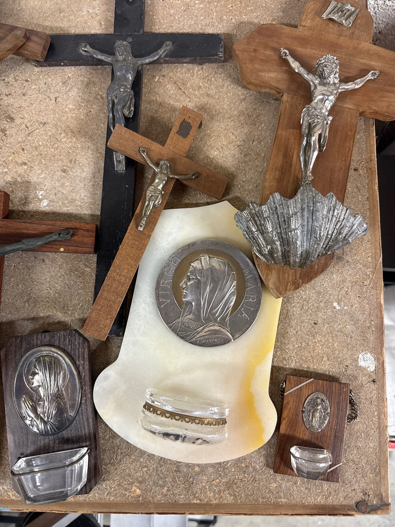 Crucifix ancien – Lot de crucifix et bénitiers