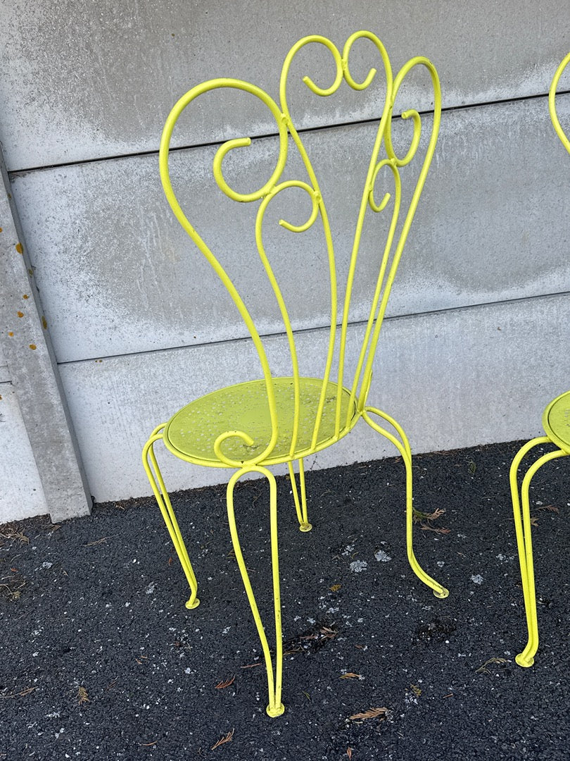 Paire de chaises de jardin en métal jaune perforé