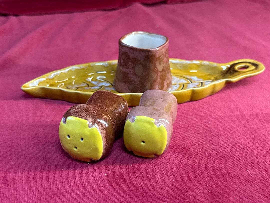Service à condiments en céramique jaune et brune sur plateau feuille