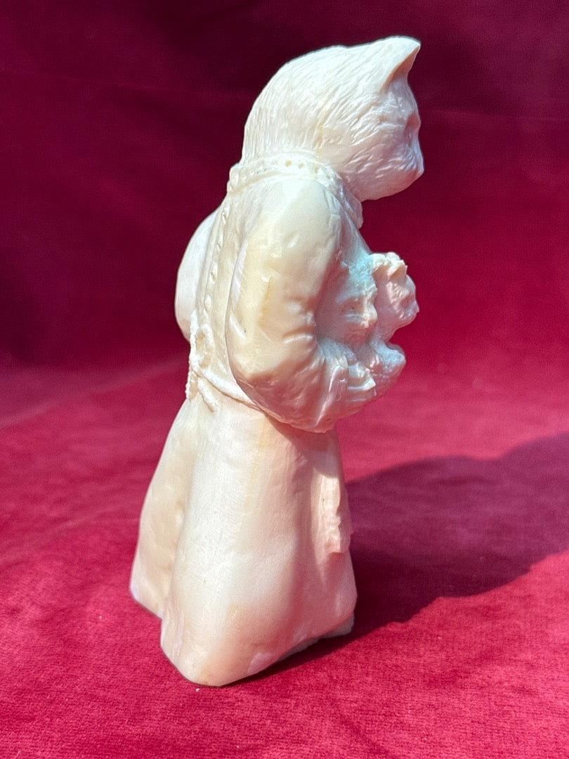 Figurine chat mere et chatons en os sculpté