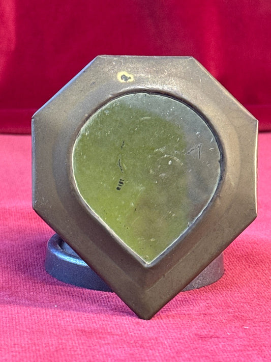 Petit miroir mural en écusson, métal patiné, hauteur 9 cm