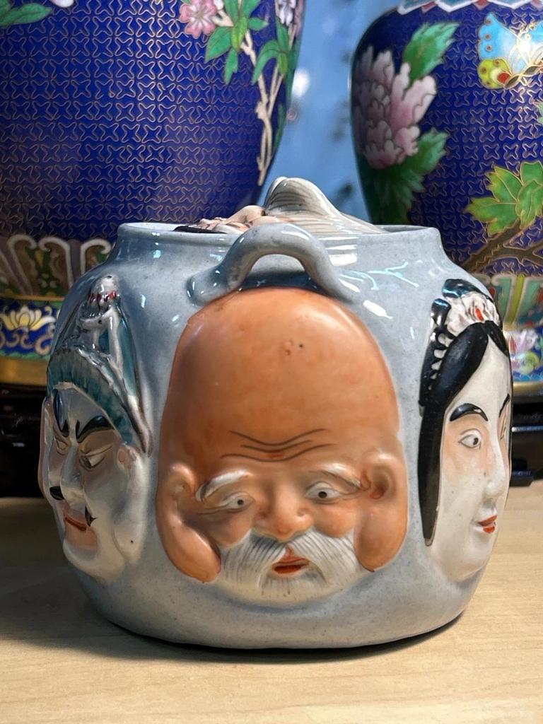 Ancienne Théière ornée de 7 visages de dieux porte-bonheur Banko