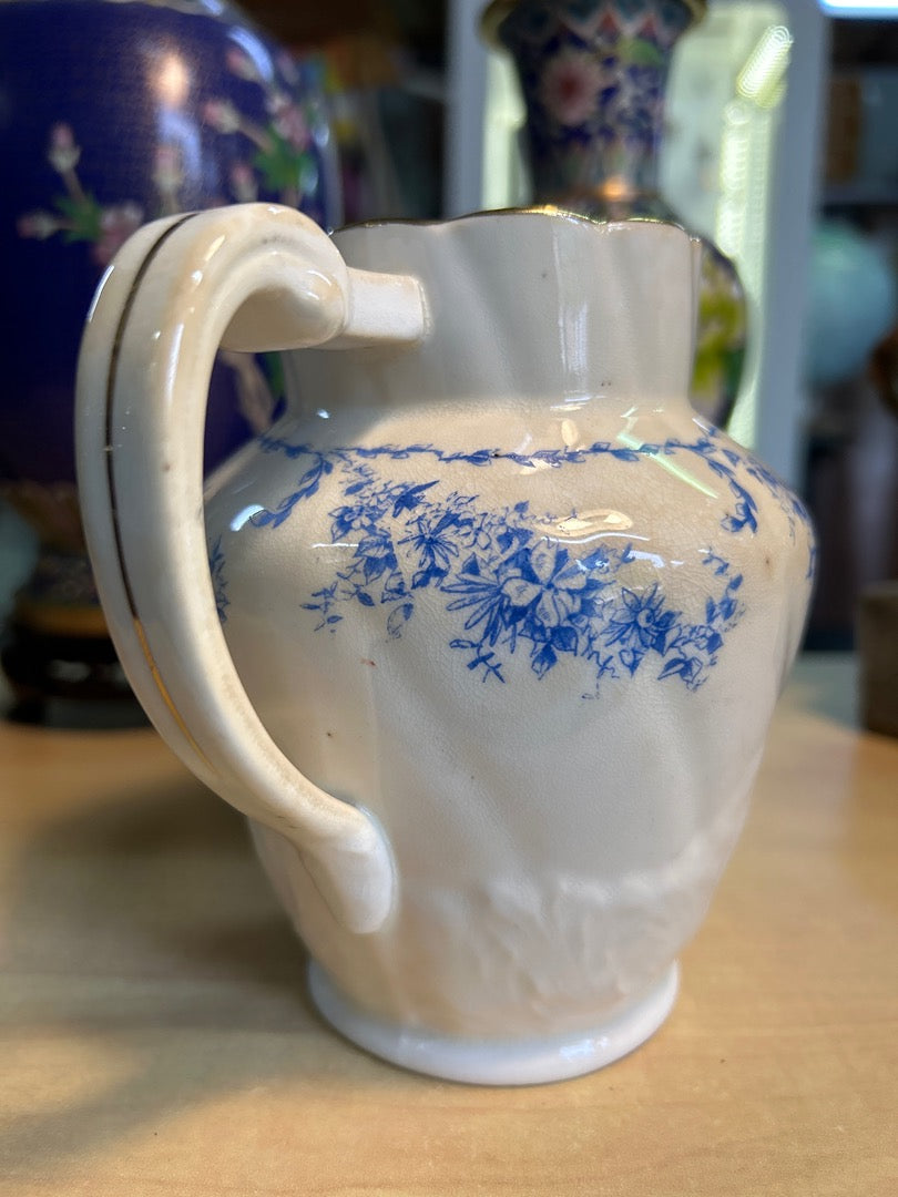 Pichet Staffordshire blanc à fleurs bleues
