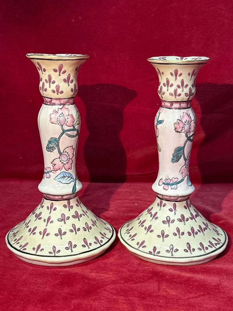 Paire de bougeoirs en céramique décor floral