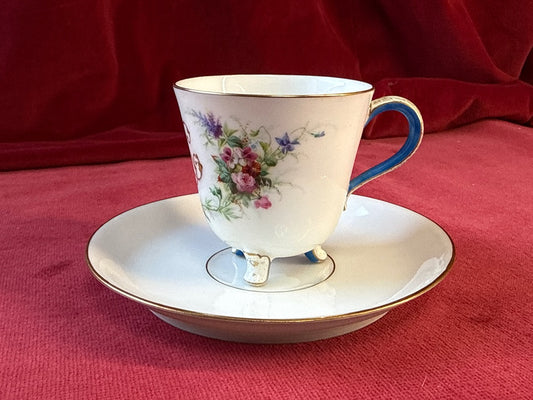 Tasse tripode et soucoupe en porcelaine, fleurs et monogramme doré