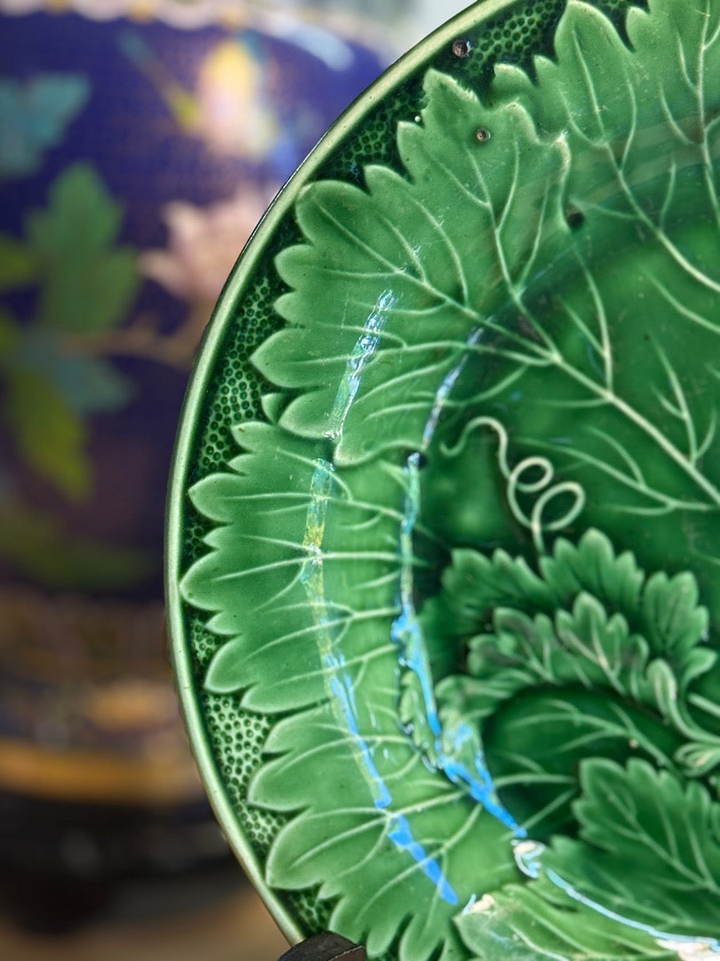 Assiette Barbotine – Décor Feuilles – Art De La Table – Vert Émaillé