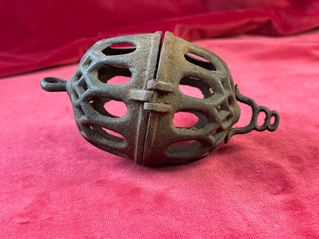 Porte-ficelle ancien en fonte ajourée, boule ouvrante