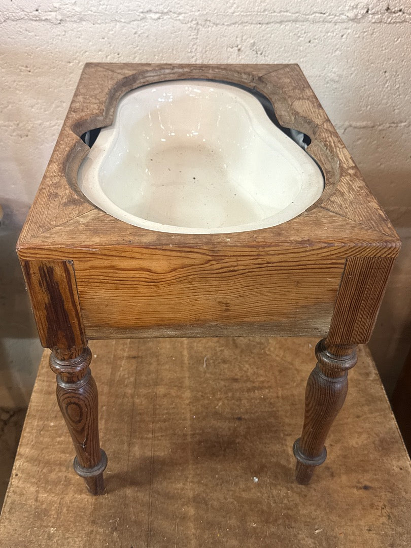 Meuble ancien – Banc de toilette en bois