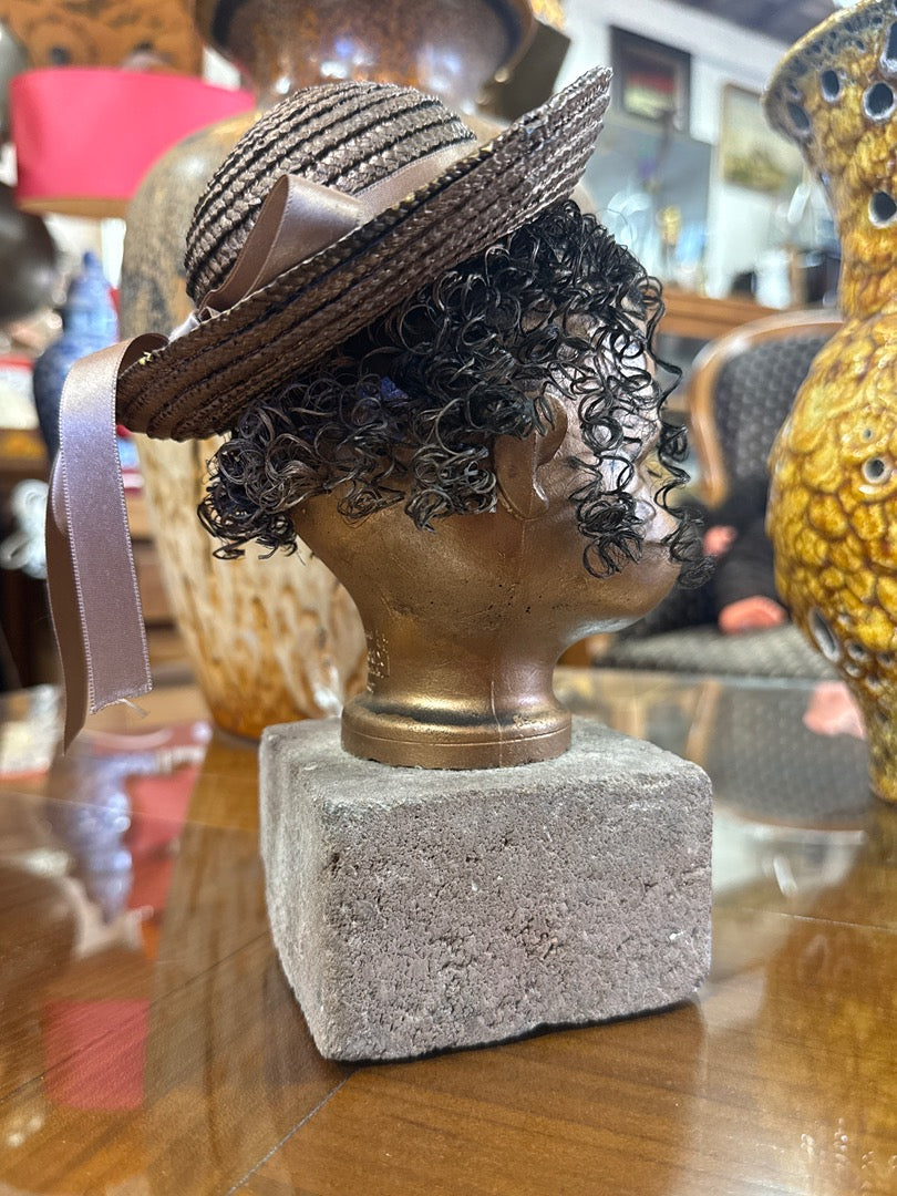 Buste de poupée – Glorex – Ornement – Peinture Bronze sur socle pierre