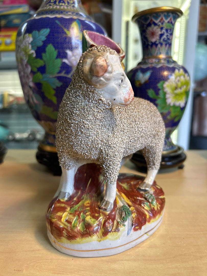 Figurine mouton – Style Staffordshire – Ornement – Céramique crème