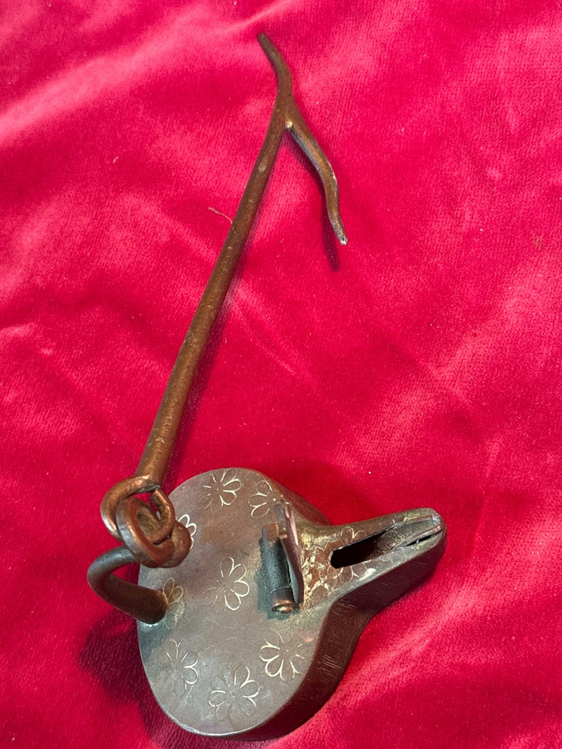 Lampe à huile ancienne – Art populaire – Décor fleuri