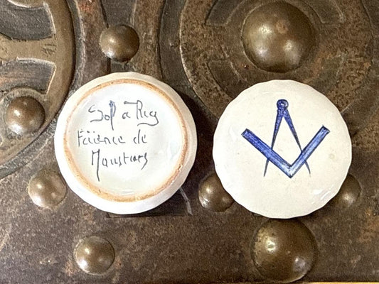 Boîte en faïence – Moustiers – Boîte – Décor maçonnique