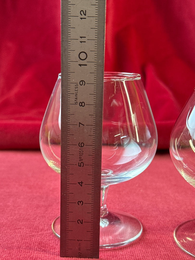 Lot de 2 verres à cognac dépareillés en verre transparent