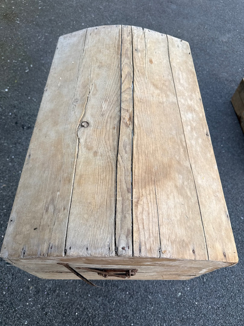 Malle bombée en bois – Vintage – Boîtes de rangement – Coffre rustique ancien
