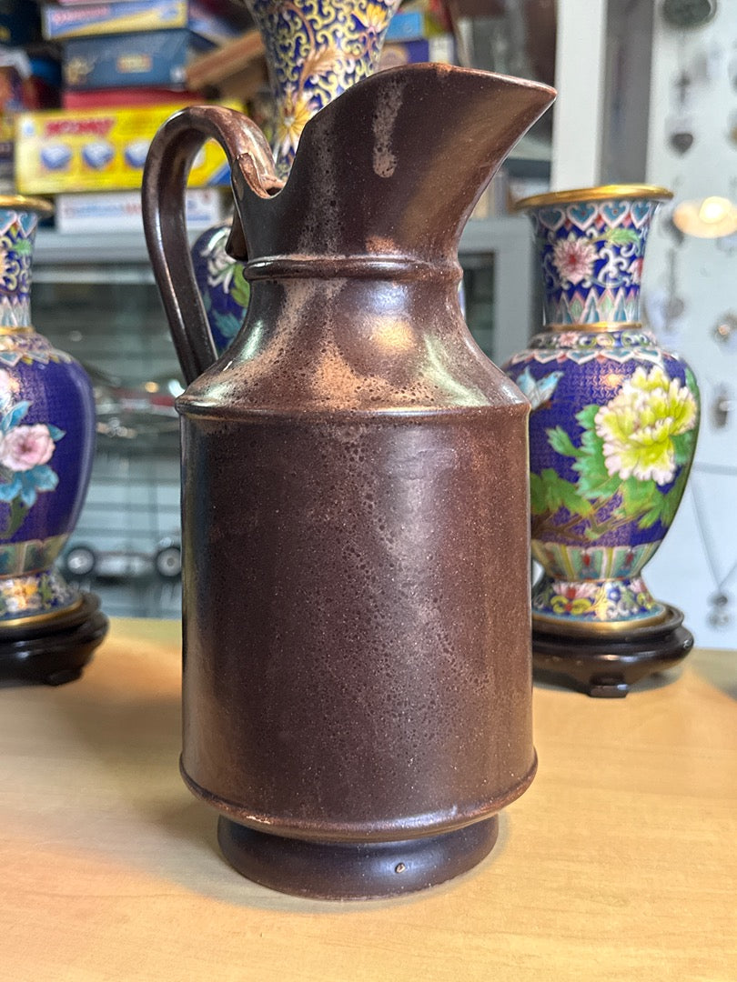 Pichet ancien en céramique – Brun