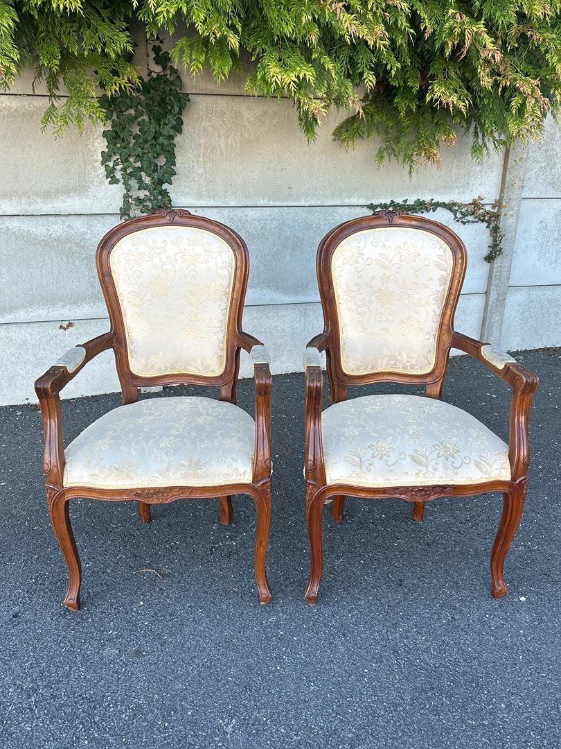 Paire de fauteuils style Louis Xv en bois et tissu beige