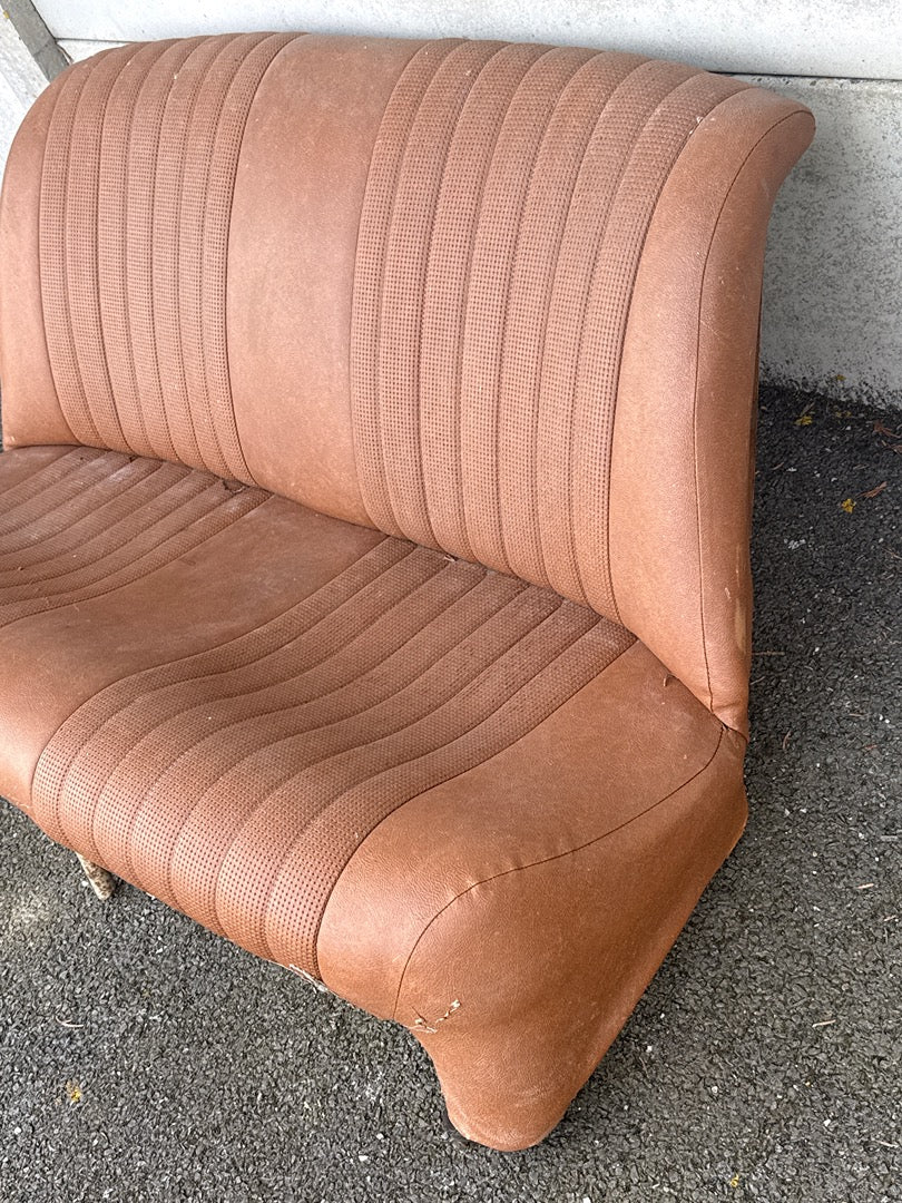 Banquette arrière de voiture ancienne – Peugeot – Décoration – Skaï marron