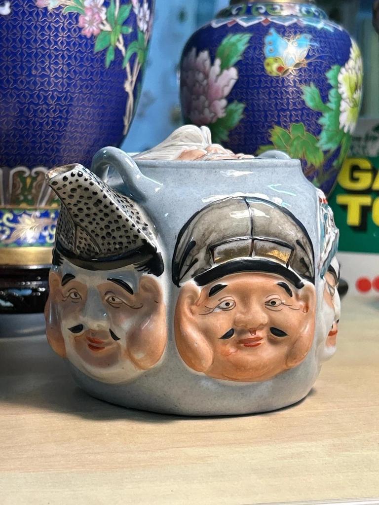 Ancienne Théière ornée de 7 visages de dieux porte-bonheur Banko