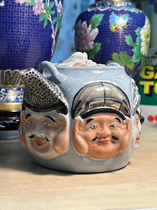 Ancienne Théière ornée de 7 visages de dieux porte-bonheur Banko