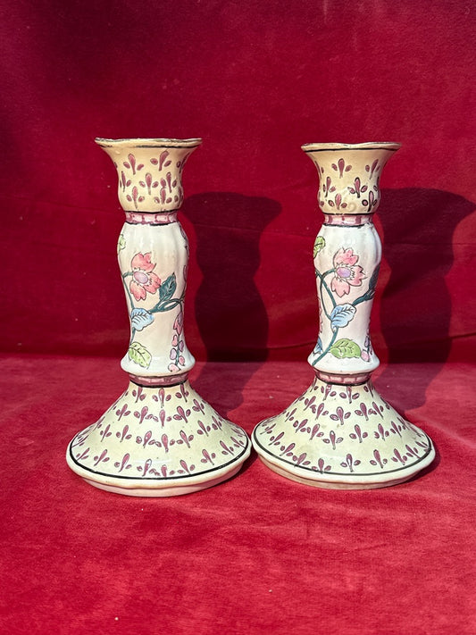 Paire de bougeoirs en céramique décor floral