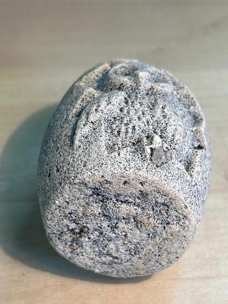 Statuette sculpté Chouette / Hibou en pierre dans un oeuf