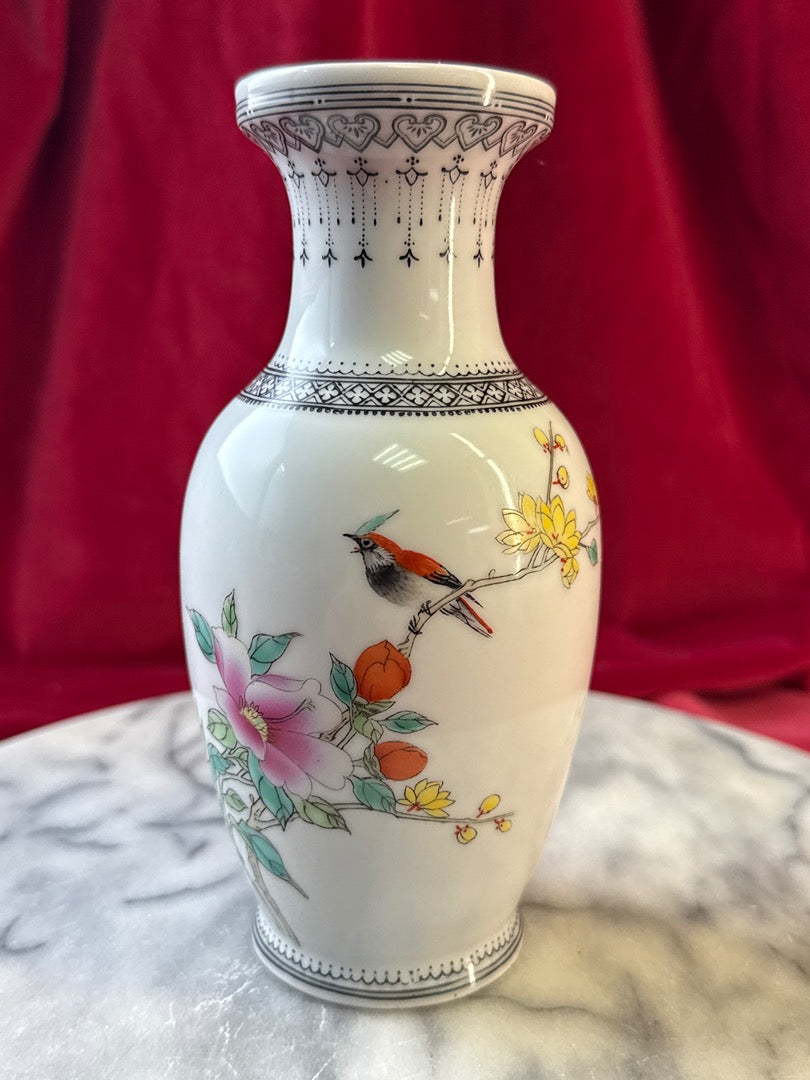 Paire de vases en porcelaine, oiseaux et fleurs polychromes