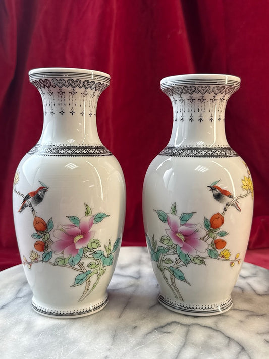 Paire de vases en porcelaine, oiseaux et fleurs polychromes