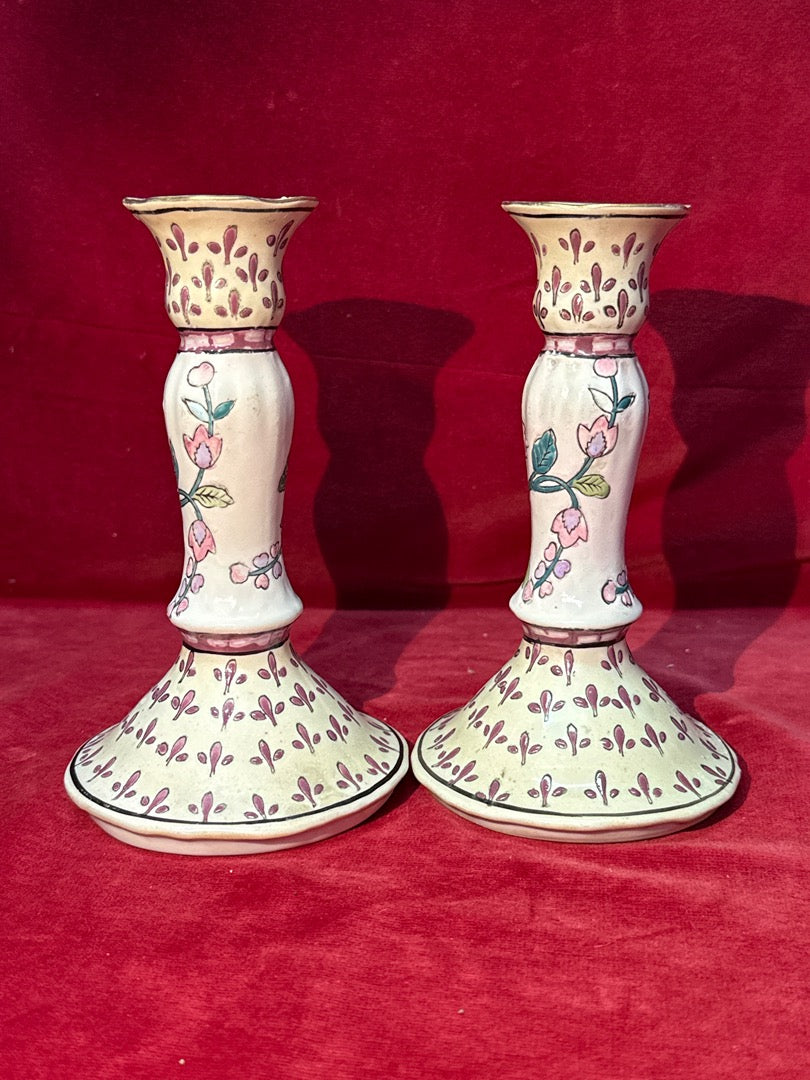 Paire de bougeoirs en céramique décor floral