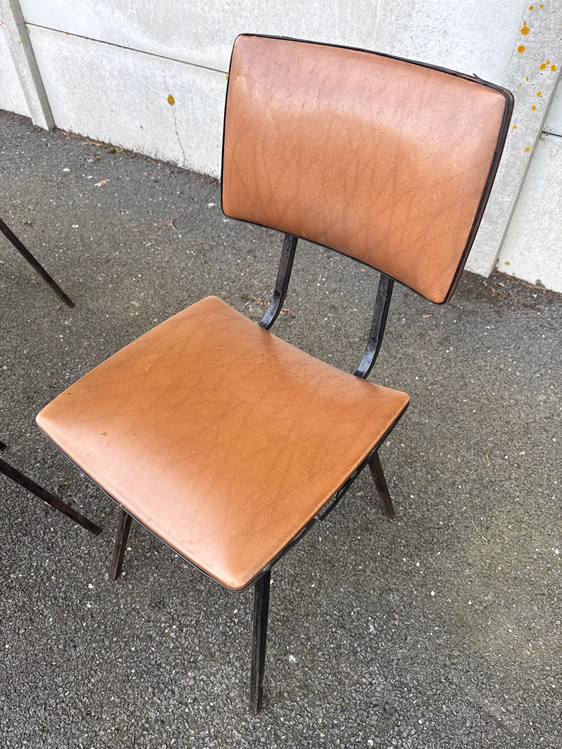 Lot de 8 chaises – Vintage – Mobilier – Skaï camel pieds métal