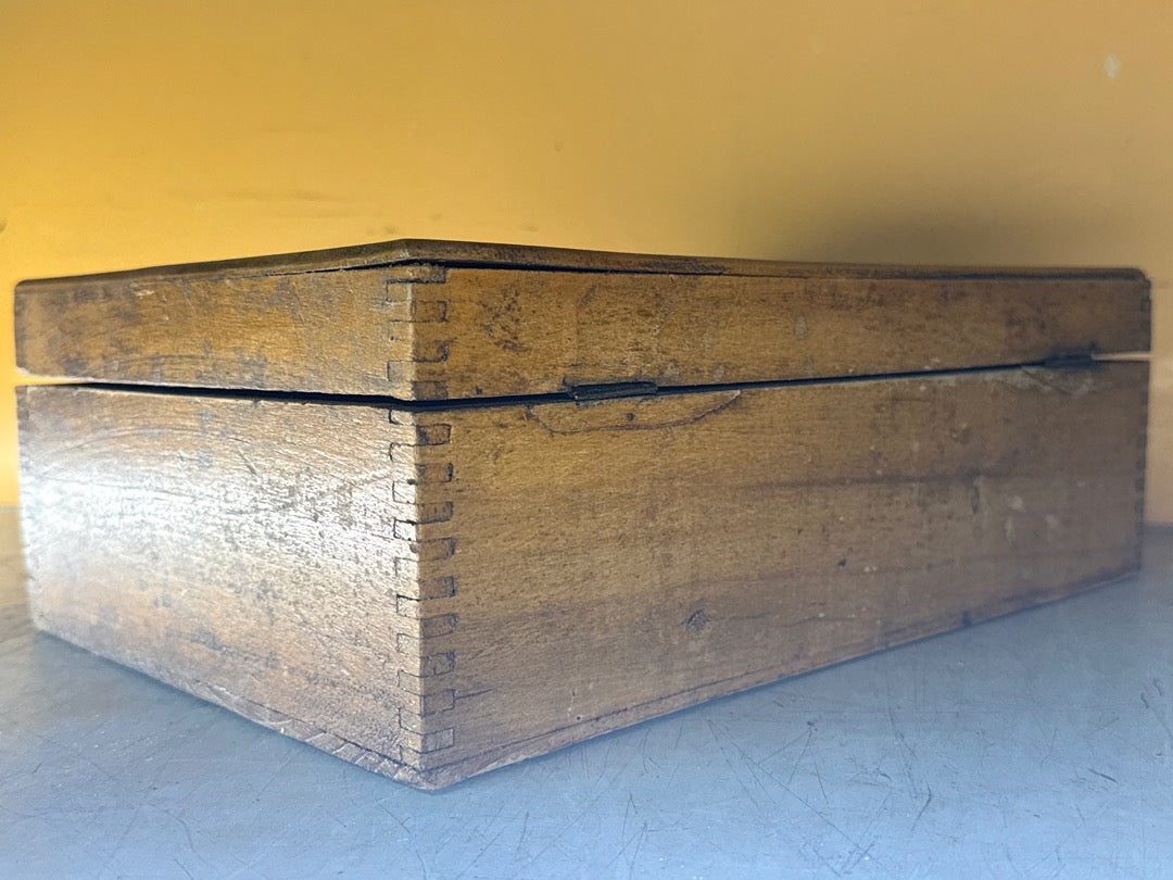 Boîte ancienne en bois – Toilette de pension
