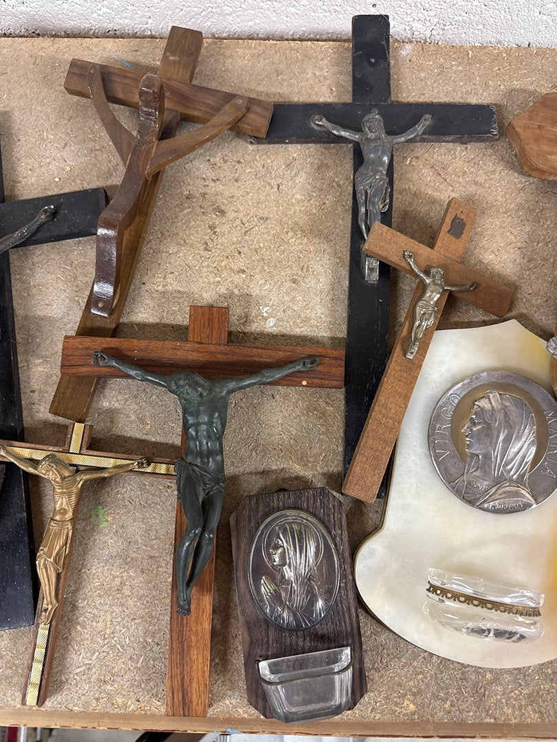 Crucifix ancien – Lot de crucifix et bénitiers