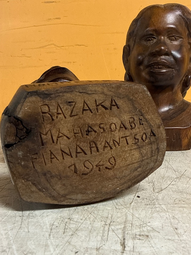 Sculpture Razaka Mahasoabe – Paire de bustes en bois 1949