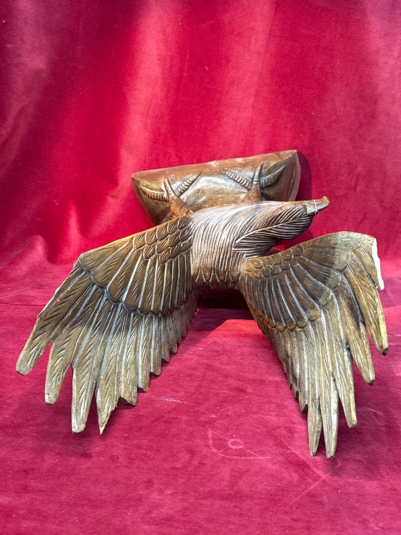 Grande statuette aigle en bois sculpté