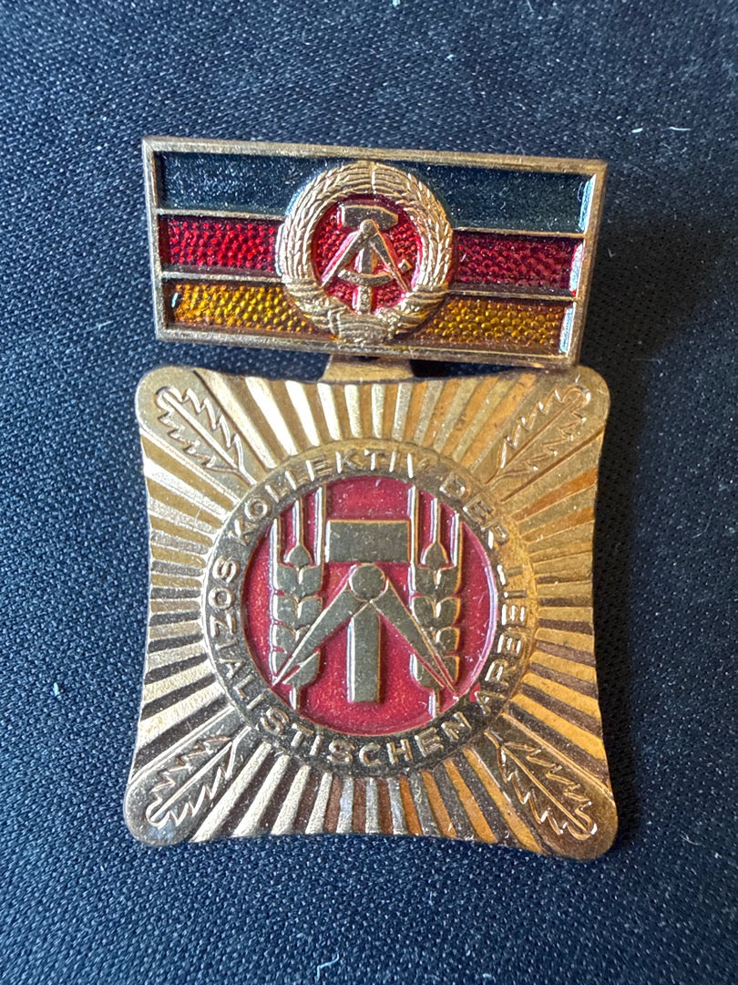 Médaille – Rda Kollektiv der sozialistischen Arbeit – Collection – Insigne d'allemagne de l'est