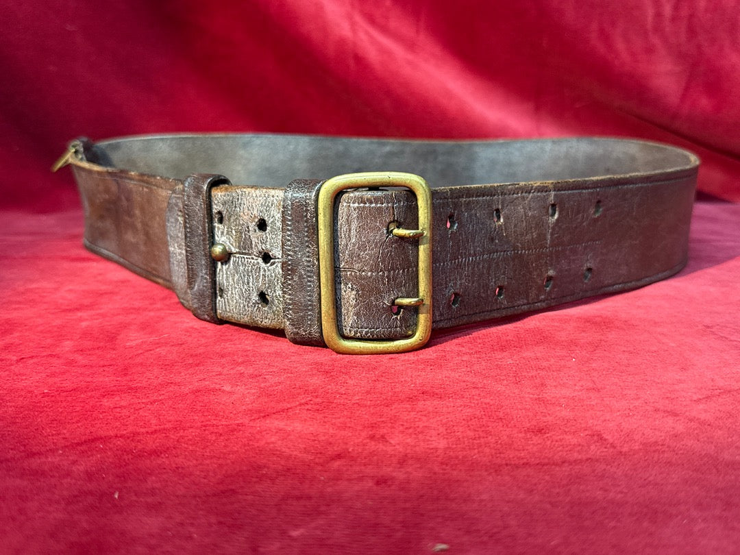 Ceinture militaire ancienne en cuir marron boucle laiton